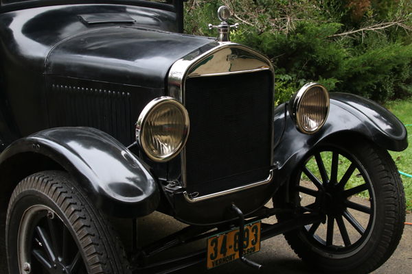 The front of a 1026 Modet T showing headlights and starting crank.