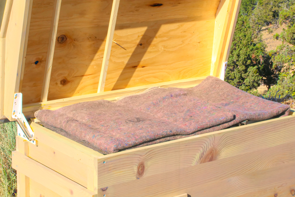 Wool blanket: Naomi recommends a wool blanket for year-round use. Top insulation protects the colony from temperature extremes in both summer and winter.